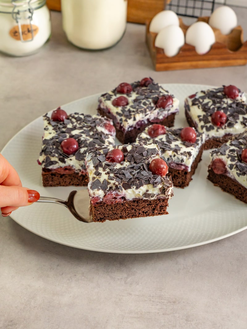 Dieses Bild zeigt die fertige Schwarzwälder Kirschtorte vom Blech.