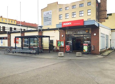 Sie sehen den Eingang vom Penny Markt in Berlin-Oberschöneweide Wilhelminenhofstr. 89A