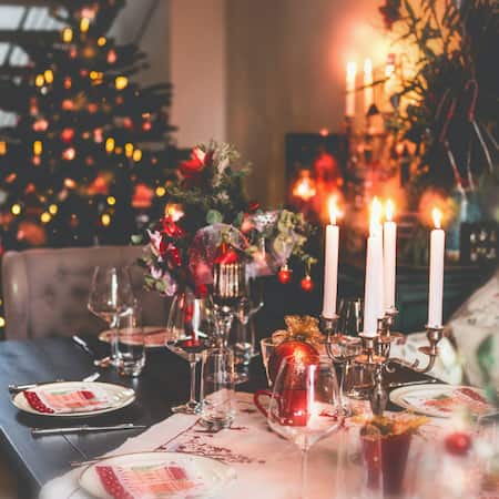 Gedeckter Weihnachtstisch