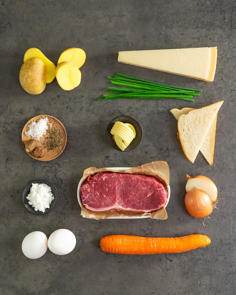 Dieses Bild zeigt die Zutaten für das Rindersteak mit Käse-Pfeffer-Kruste.
