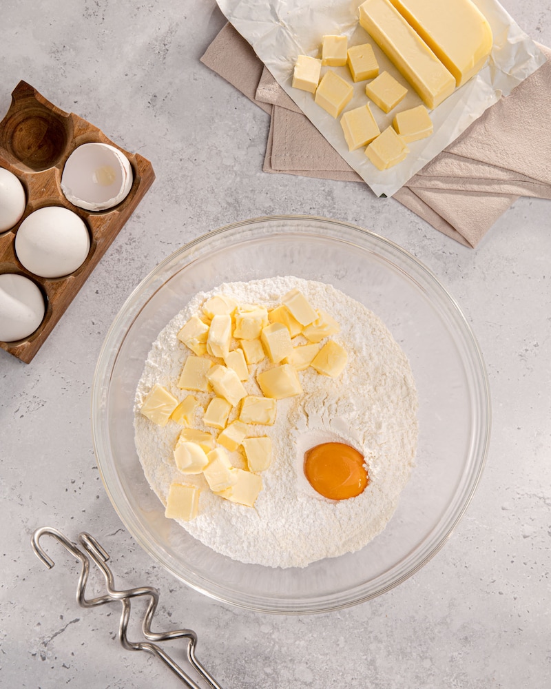 Dieses Bild zeigt die trockenen Zutaten mit Margarine und Ei.