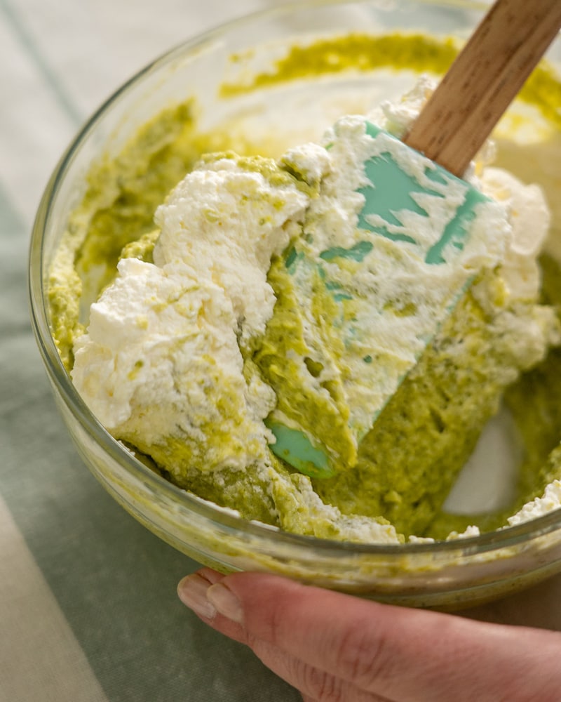 Sahne wird unter die Pistaziencreme gehoben. 