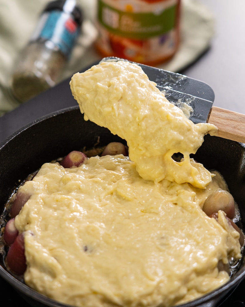 Zwiebelkuchen mit Emmentaler aus der Pfanne