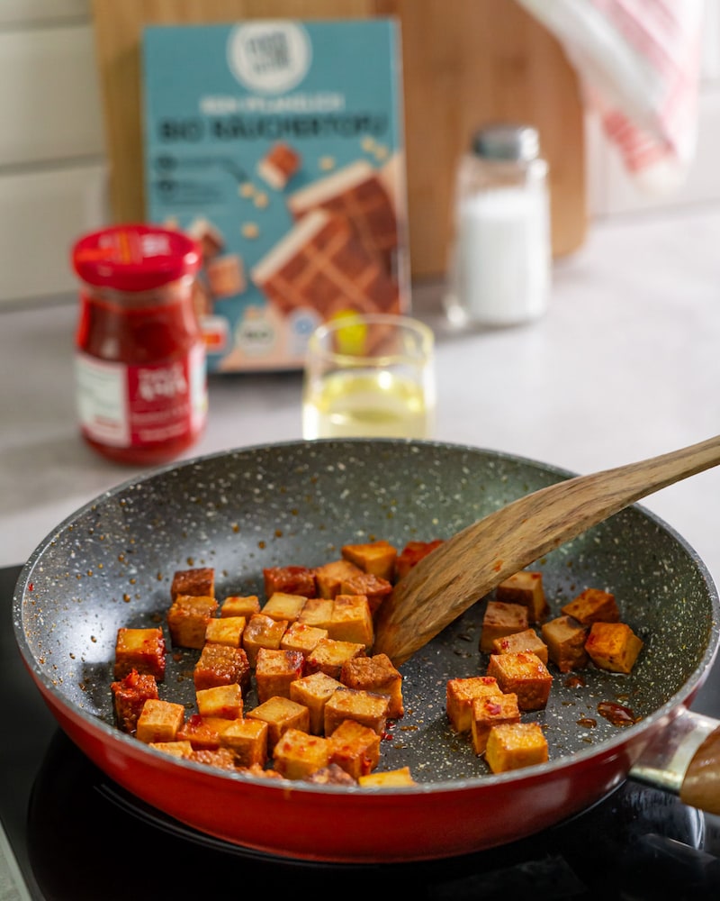 Dieses Bild zeigt wie der Tofu angebraten wird.