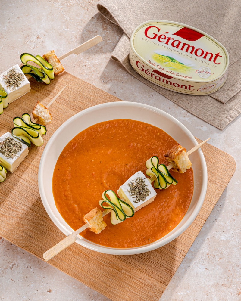 Käsespieße mit Tomatensuppe