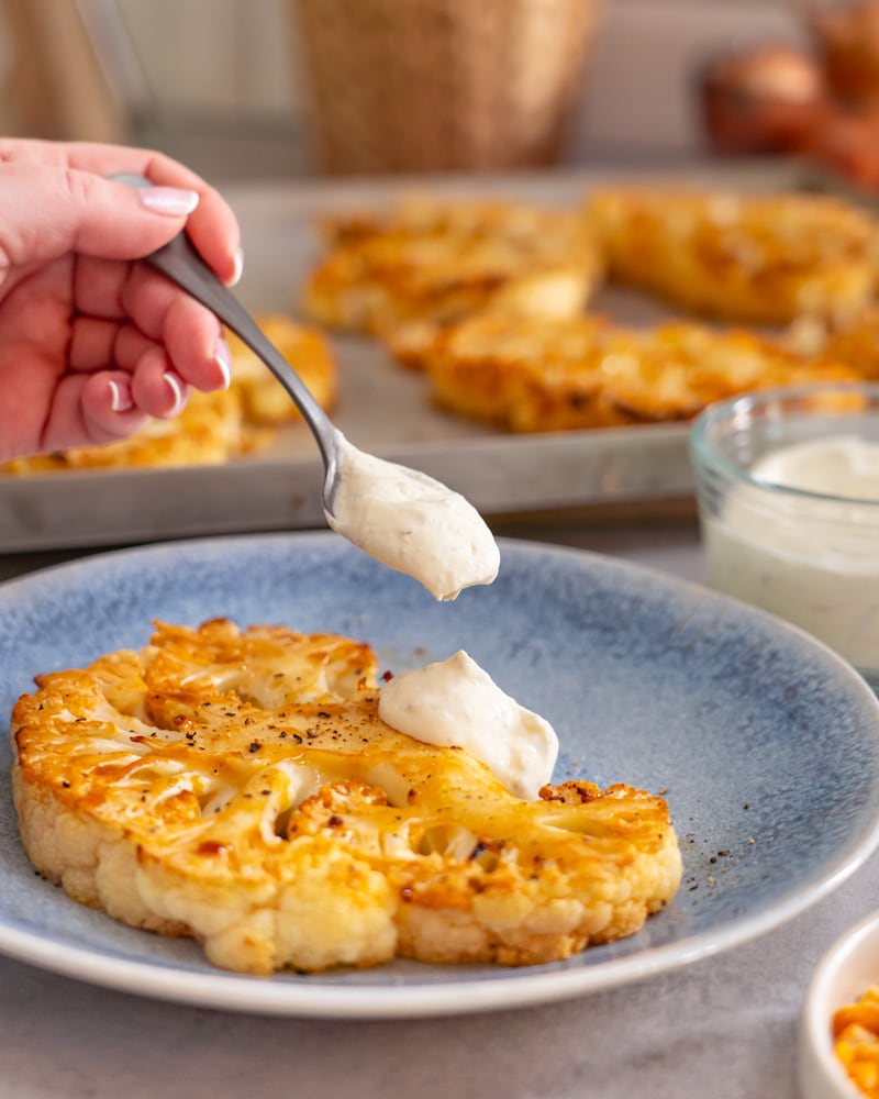Dieses Bild zeigt wie das Blumenkohlsteak angerichtet wird.