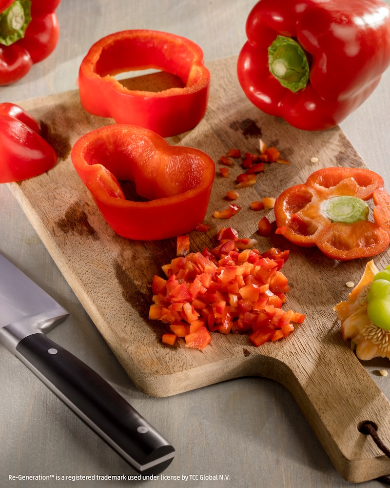 Paprika liegt geschnitten auf einem Brett.