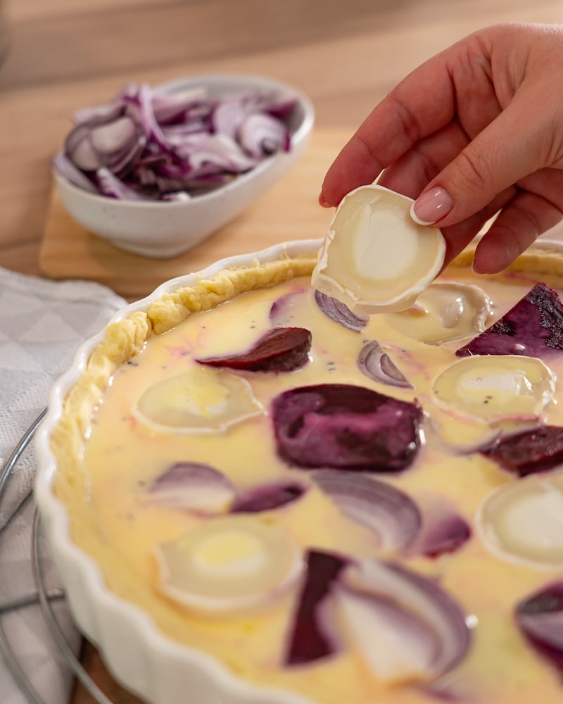 Rote-Beete-Tarte mit Ziegenkäse und gerösteten Haselnüssen