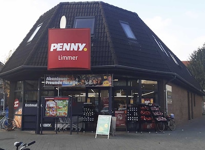 Sie sehen den Eingang vom Penny Markt in Hannover/Limmer, Weidestr. 1