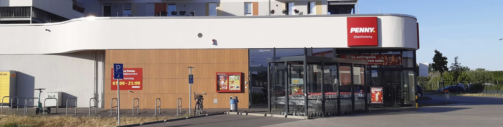 Sie sehen den Eingang vom Penny Markt in Berlin Eisenhutweg 93
