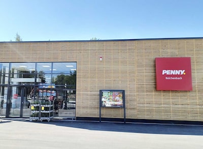 Sie sehen den Eingang vom Penny Markt in Reichenbach Loebauer Strasse 25