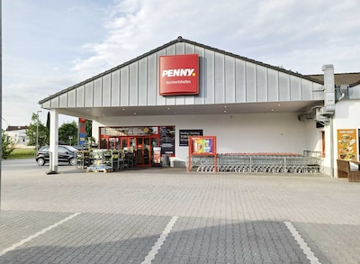 Sie sehen den Eingang vom Penny Markt in Reichertshofen Neuburger Strasse 34