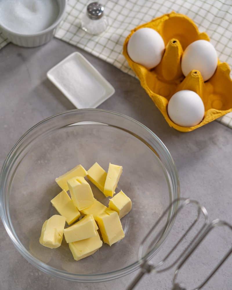 Dieses Bild zeigt Butter, Eier und Zucker.