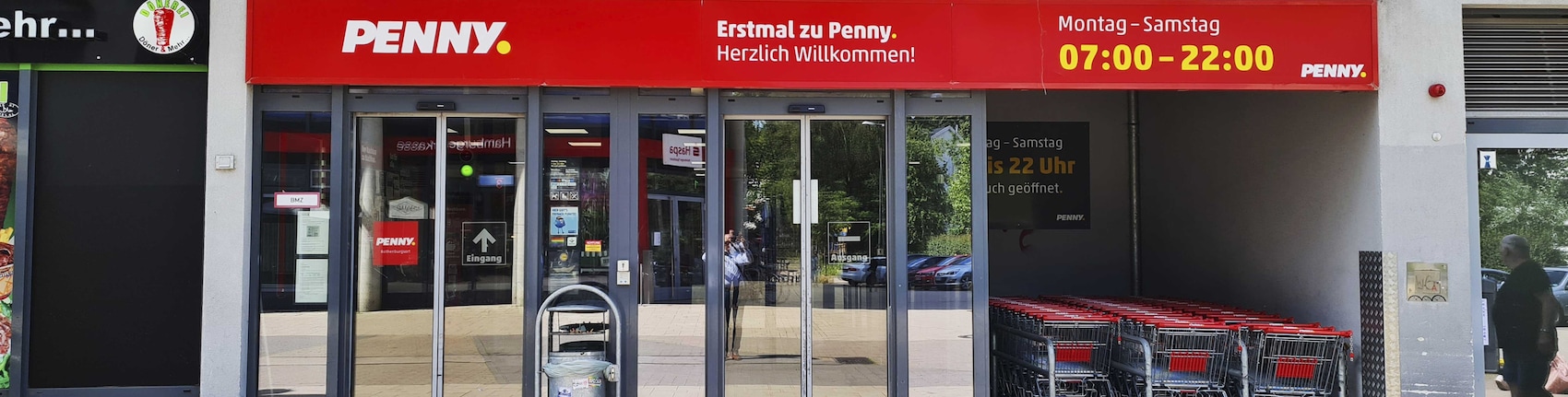 Sie sehen den Eingang vom Penny Markt in Hamburg, Rothenburgsorter Marktplatz 1a