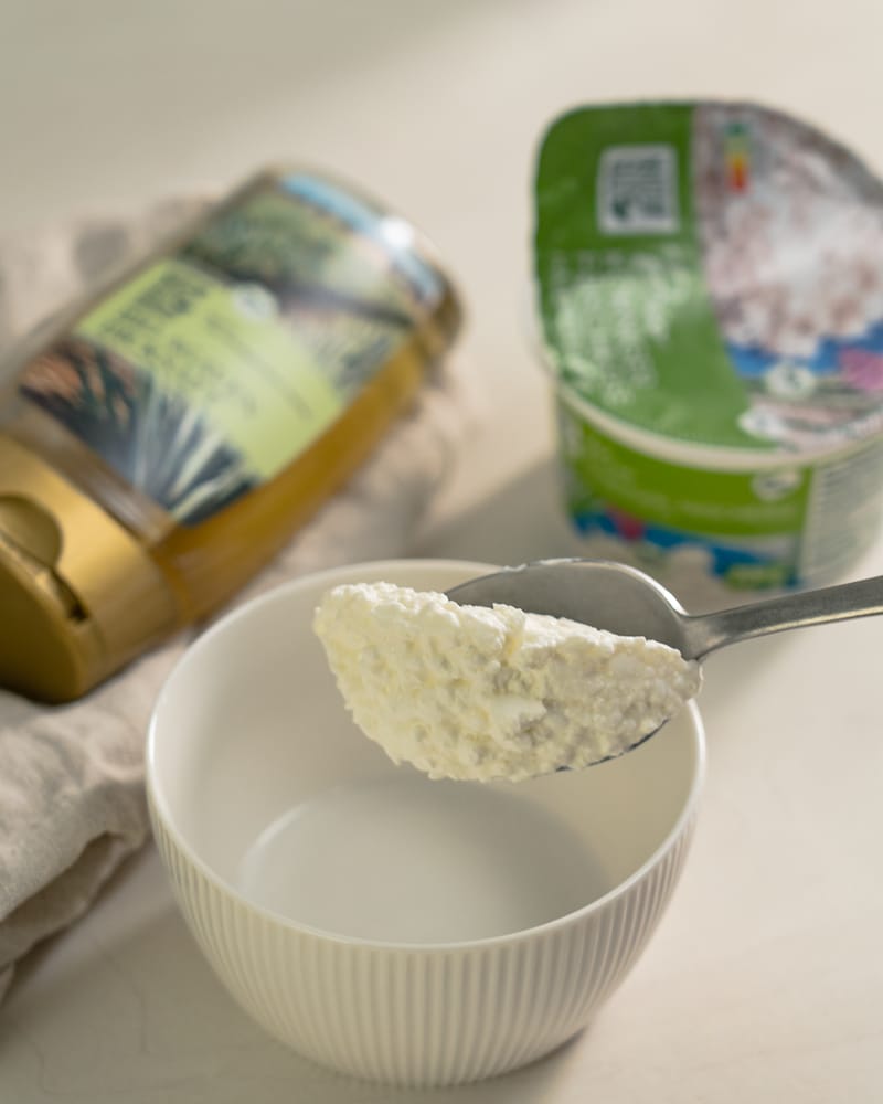 Auf diesem Bild siehst du wie Frischkäse dazugegeben wird.