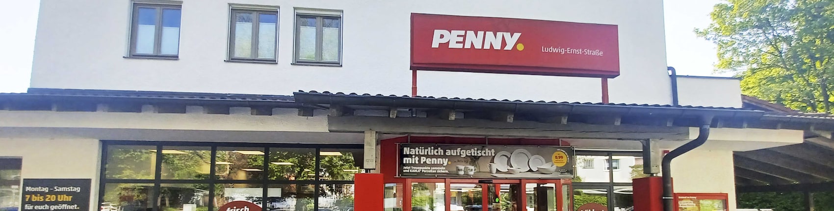 Sie sehen den Eingang vom Penny Markt in Dachau Ludwig-Ernst-Str. 3
