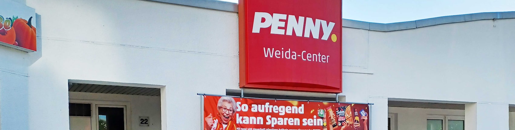 Sie sehen den Eingang vom Penny Markt in Riesa/Weida Chemnitzer Str. 20