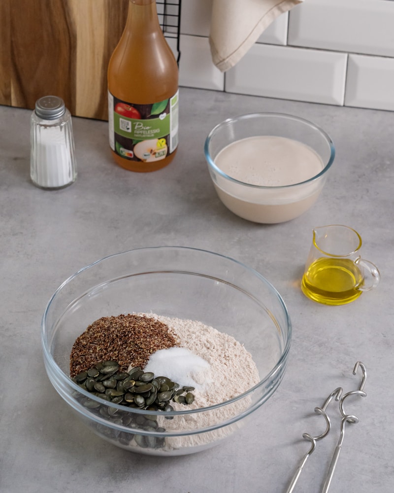 Dieses Bild zeigt die trockenen Zutaten in einer Schüssel.