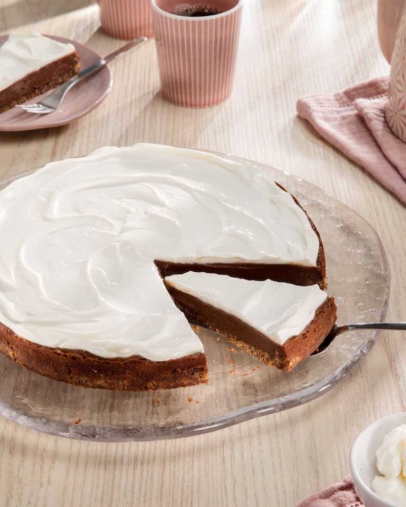 Dieses Bild zeigt den fertigen New York Chocolate Cheesecake.