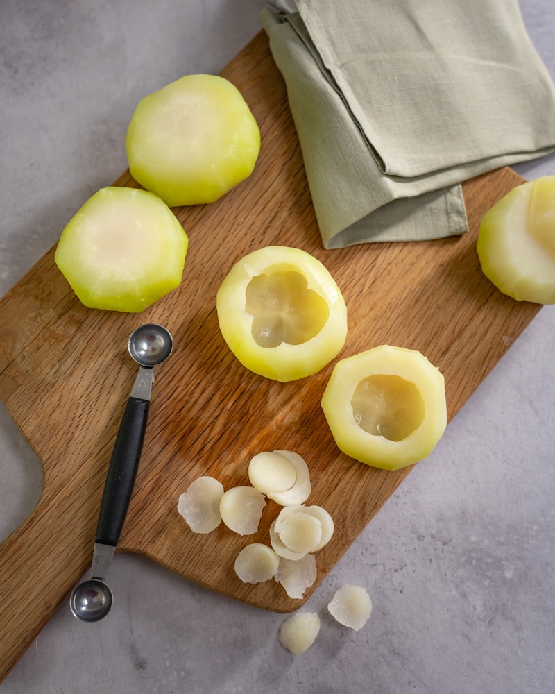 Dieses Bild zeigt wie der Kohlrabi ausgehöhlt wird.