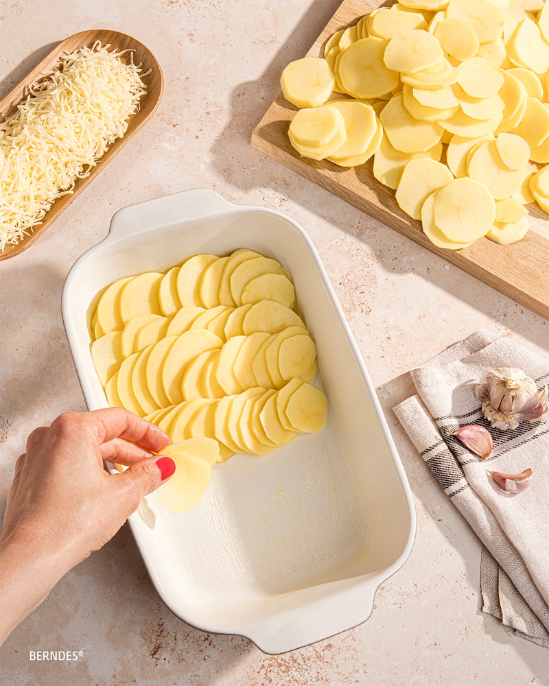 Auf diesem Bild sieht man wie die Kartoffeln geschichtet werden.