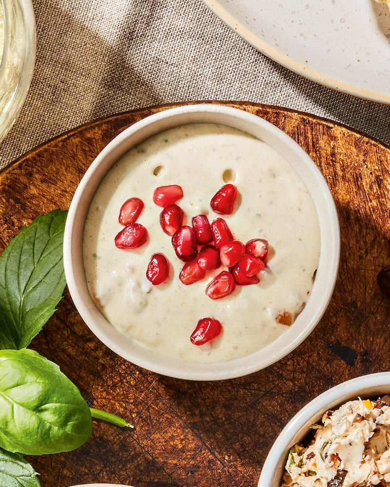 Exotische Dattelcreme mit frischer Minze und Currynote