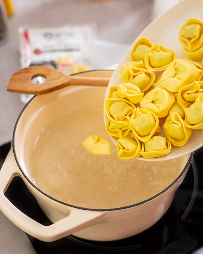 Dieses Bild zeigt die Zubereitung von den Tortelloni.