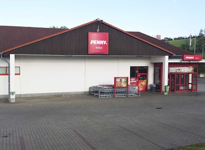 Sie sehen den Eingang vom Penny Markt in Nebra/Unstrut Erlenweg 5