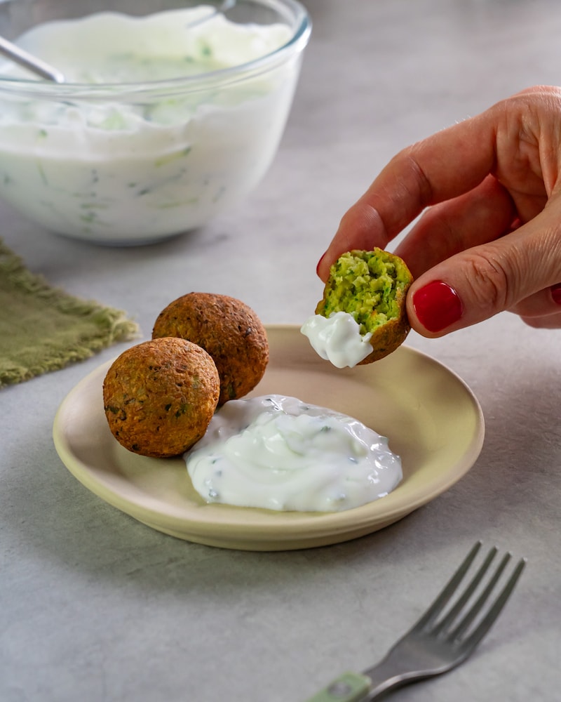 Auf diesem Bild siehst du die fertigen Falafel mit Dipp.