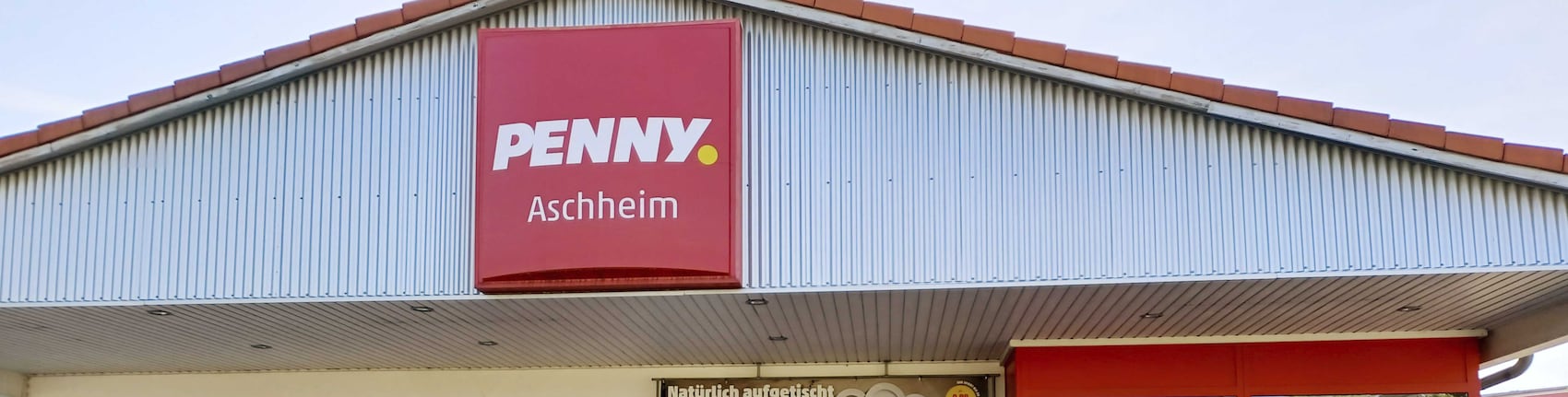 Sie sehen den Eingang vom Penny Markt in Aschheim Uhlandstr. 1