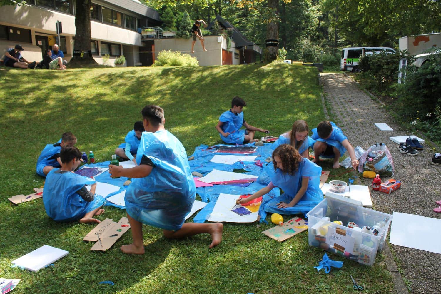 Kinder beim Malen im Freien