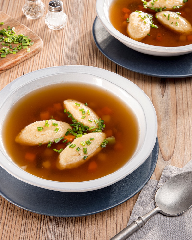 Dieses Bild zeigt die fertige Grießklöschensuppe.