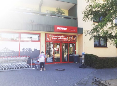 Sie sehen den Eingang vom Penny Markt in Ludwigshafen/West, Frankenthaler Str. 73