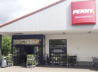 Sie sehen den Eingang vom Penny Markt in Mainz-Kostheim, Hochheimer Str. 49