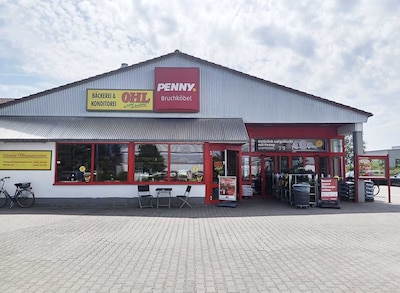 Sie sehen den Eingang vom Penny Markt in Bruchköbel Römerstr. 11,13+25