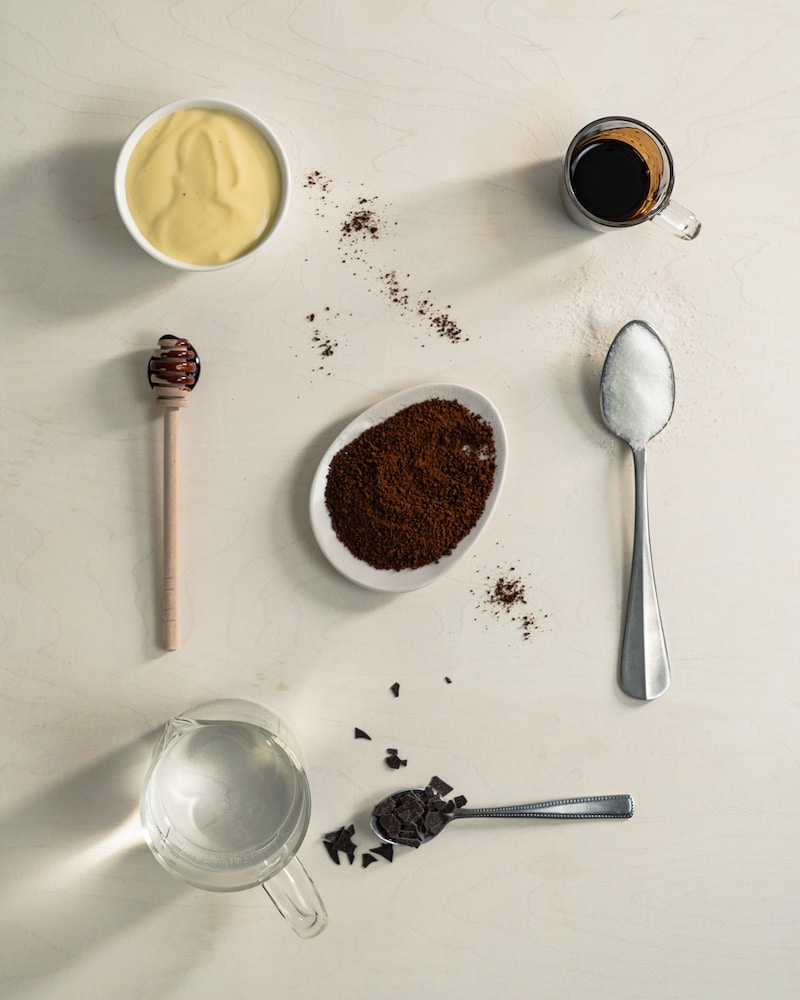 Auf diesem Bild siehst du alle Zutaten für unser Dalgona-Kaffee-Dessert.