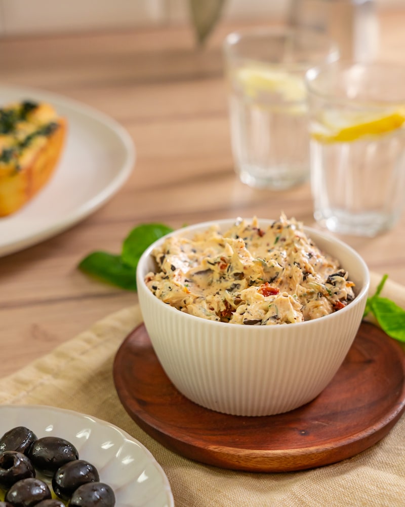 Mediterrane Tomatenbutter mit Oliven