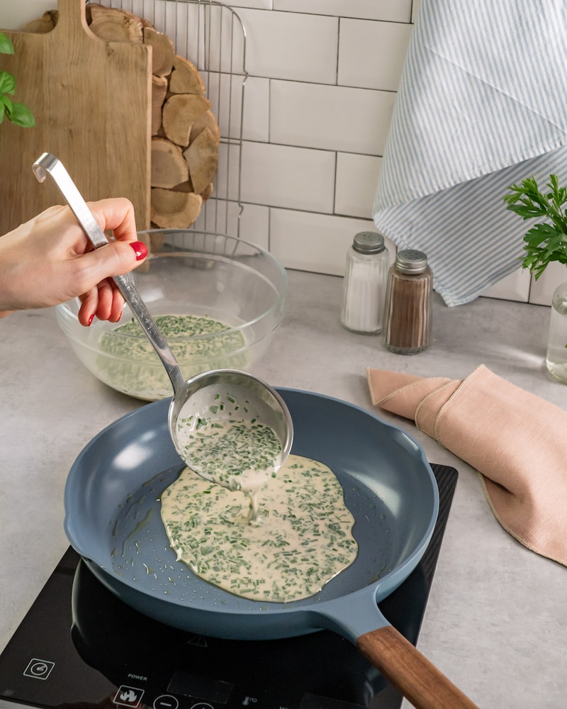 Dieses Bild zeigt wie der Teig angebraten wird.