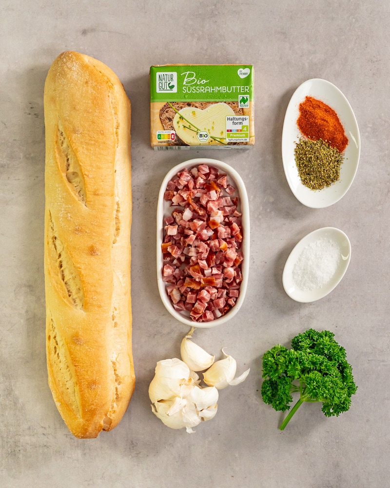 Dieses Bild zeigt die Zutaten für das Knoblauchbrot.