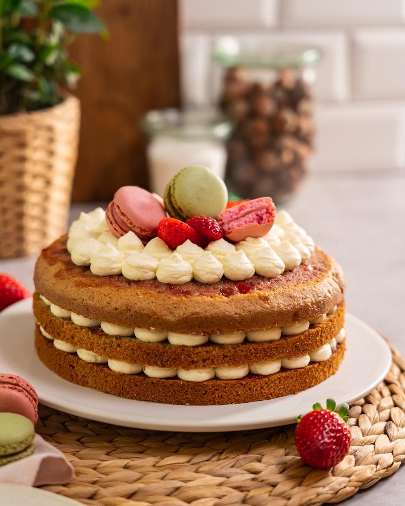 Frühlings-Schichttorte mit Macarons und Erdbeeren