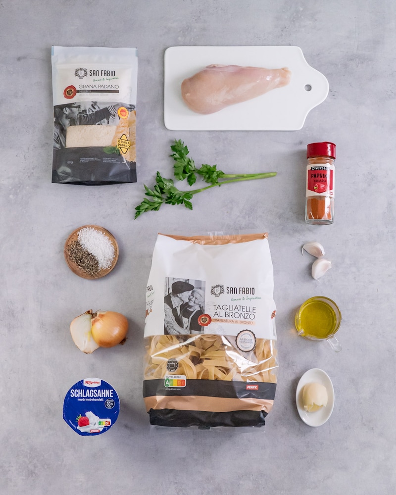 Diese Bild zeigt die Zutaten für das Chicken Alfredo.