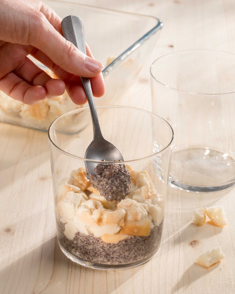 Auf diesem Bild siehst du wie das Dessert-Glas gefüllt wird.