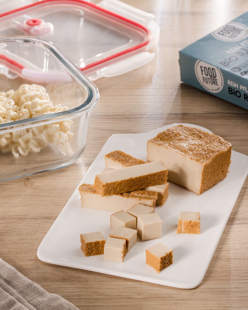Dieses Bild zeigt wie der Tofu geschnitten.