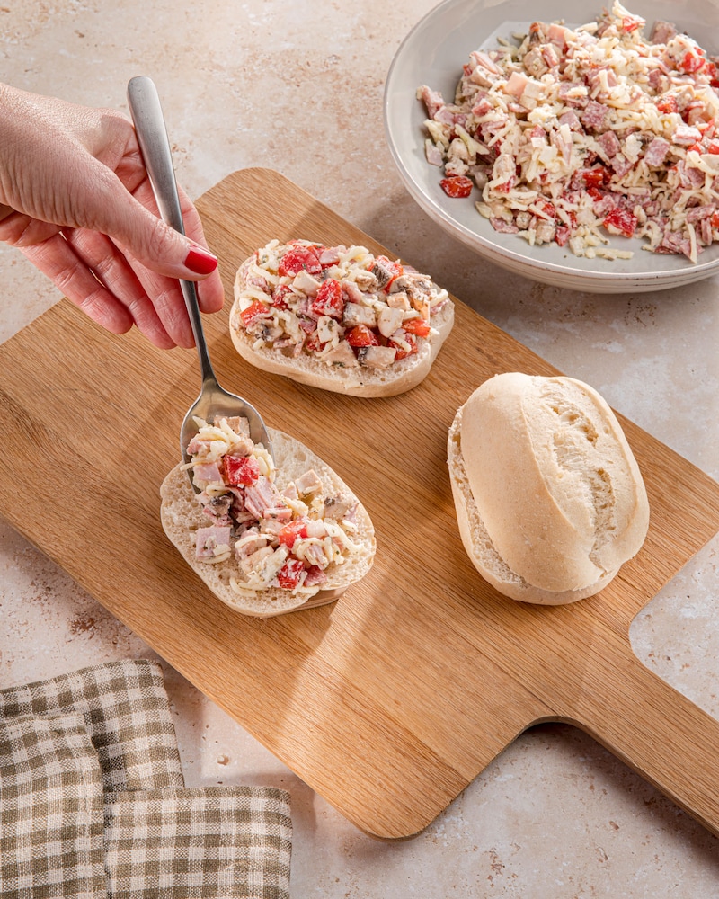 Dieses Bild zeigt, wie die Brötchen belegt werden.