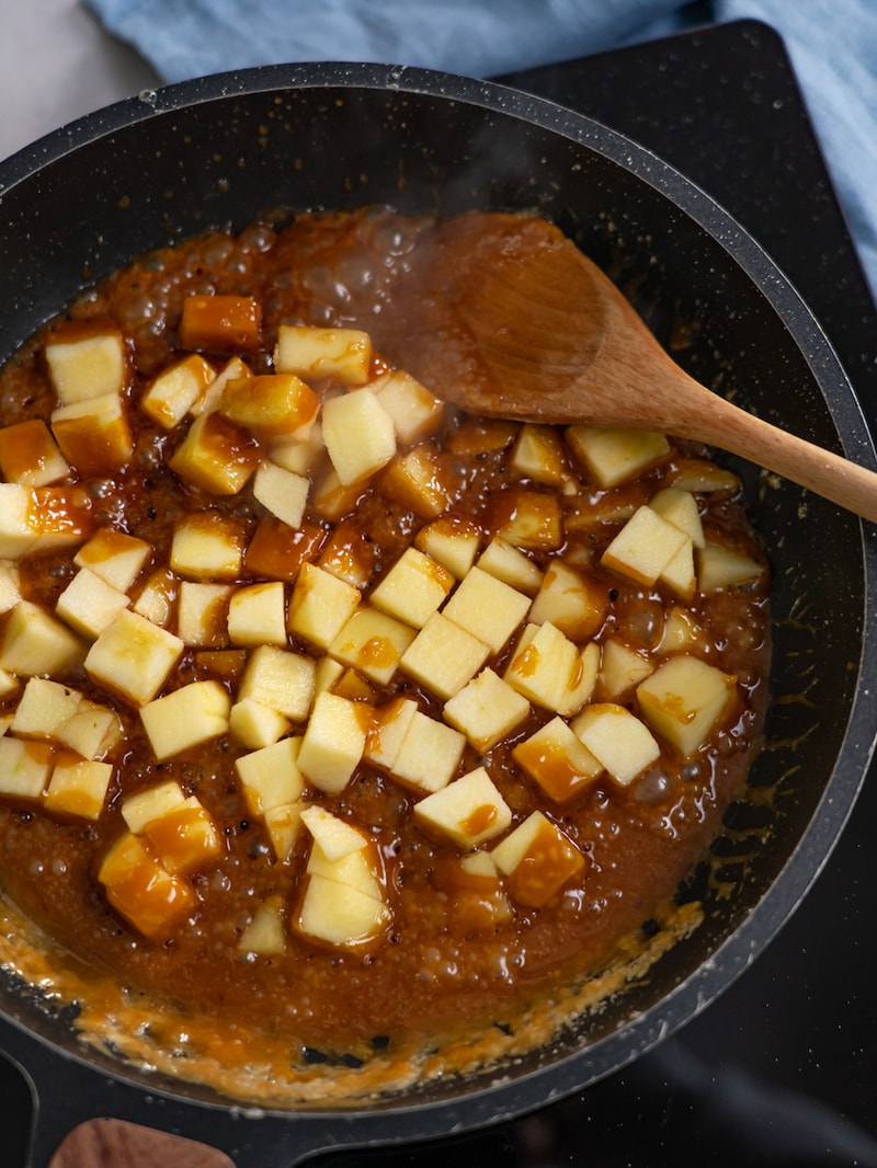 Dieses Bild zeigt wie Äpfel karamellisiert werden.