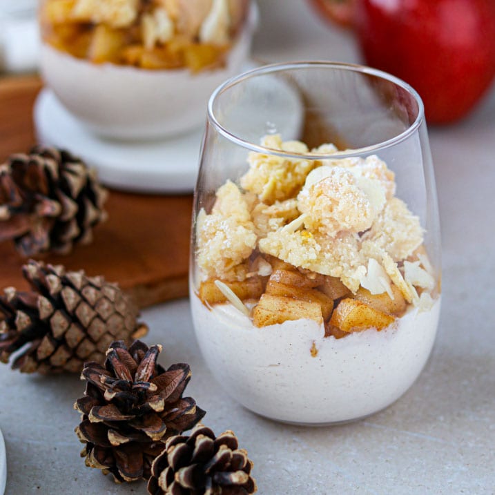 Dieses Bild zeigt das fertige Bratapfel-Dessert mit Zimtcreme im Glas.