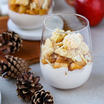 Bratapfel-Dessert mit Zimtcreme im Glas