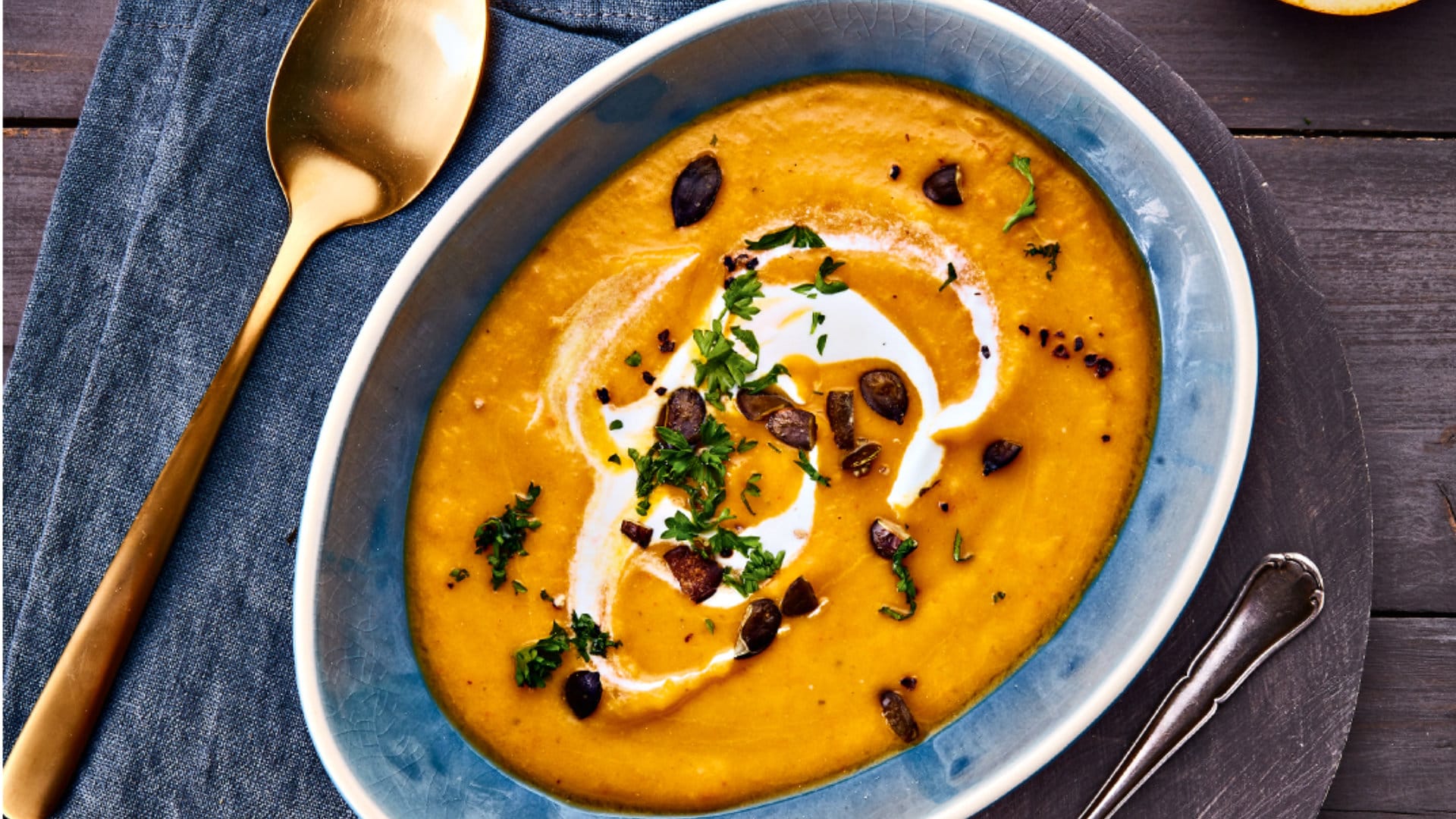 Kürbissuppe mit Löffel
