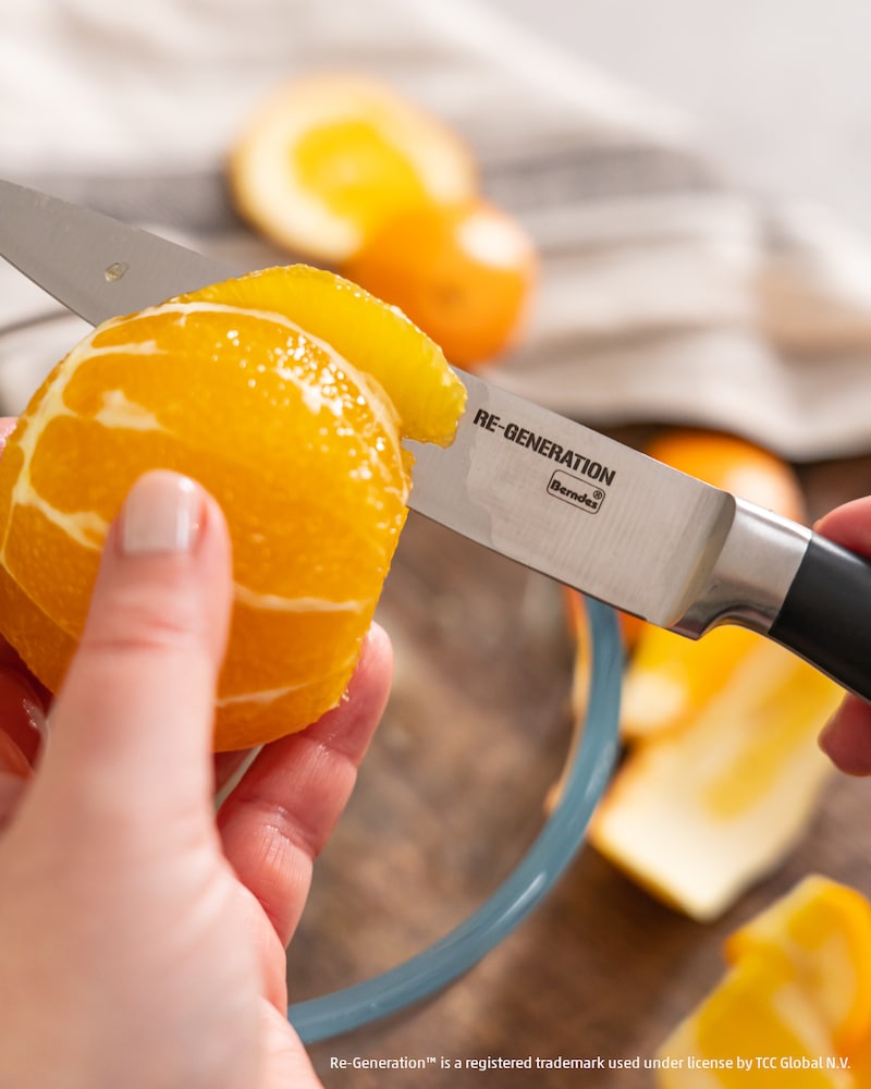 Dieses Bild zeigt wie Orangen filetiert werden.