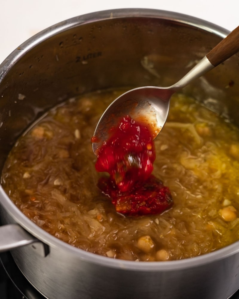 Dieses Bild zeigt wie Salsa-Dip dazugegeben wird.